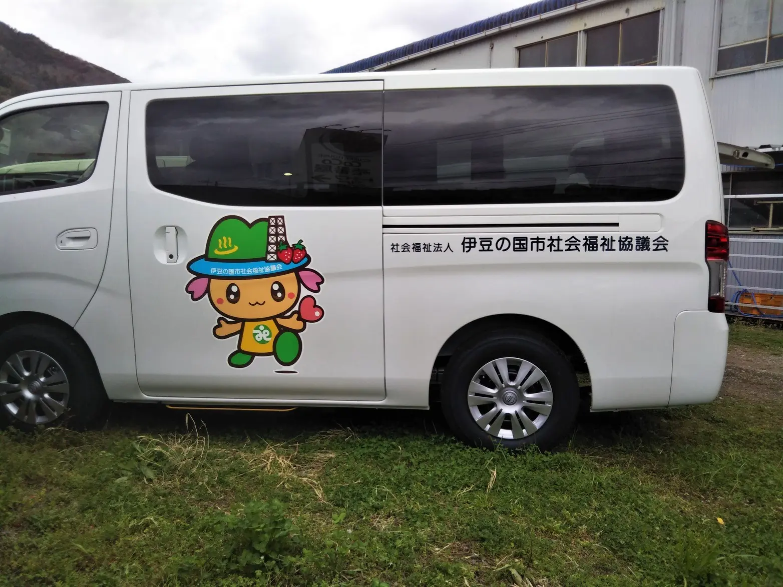 福祉車両キャラクターマーキング - 有限会社コバヤシ商会の施工実績