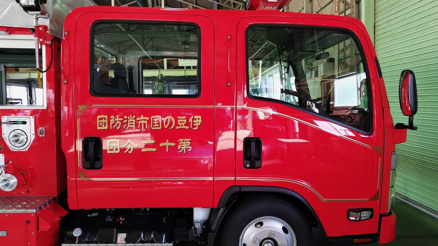 消防車の車両マーキング施工